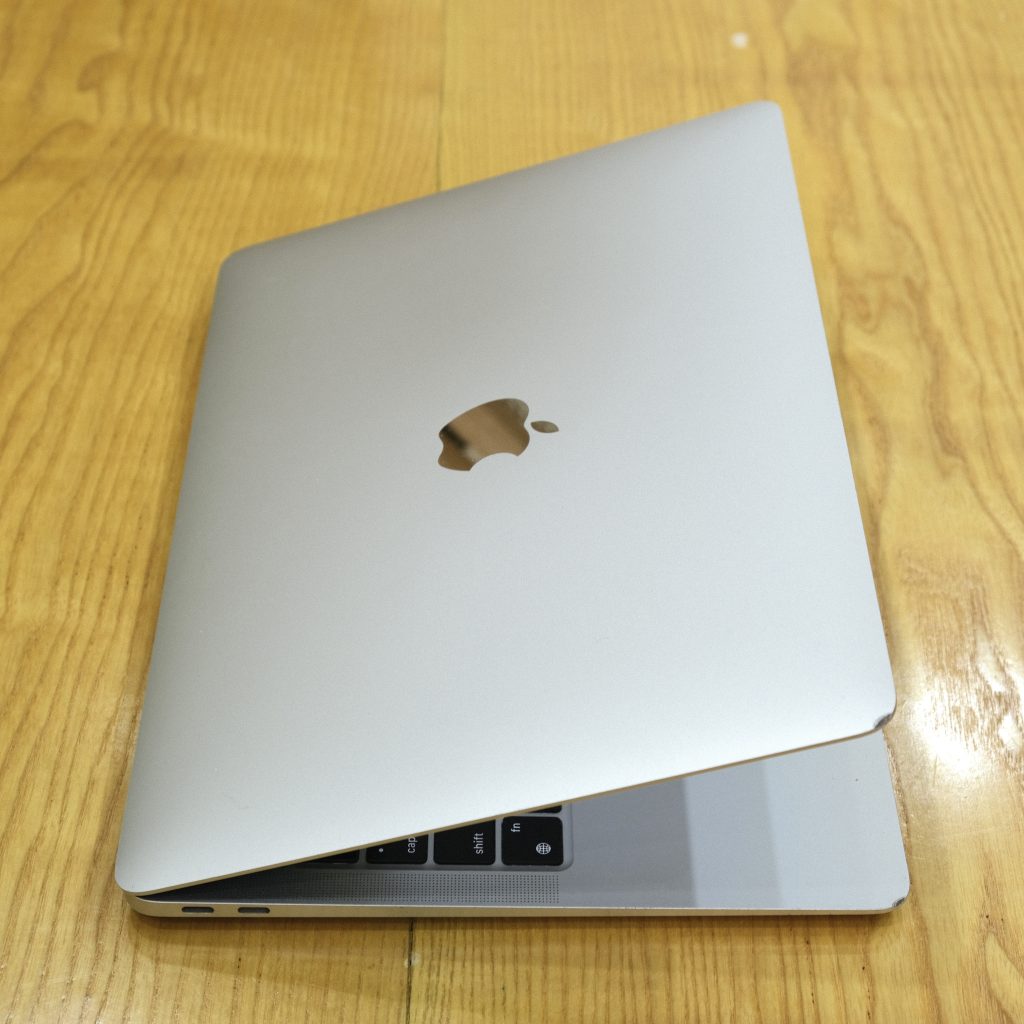 Macbook Air M1 8/256 bạc