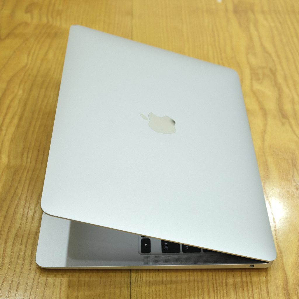 Macbook Air M1 8/256 bạc