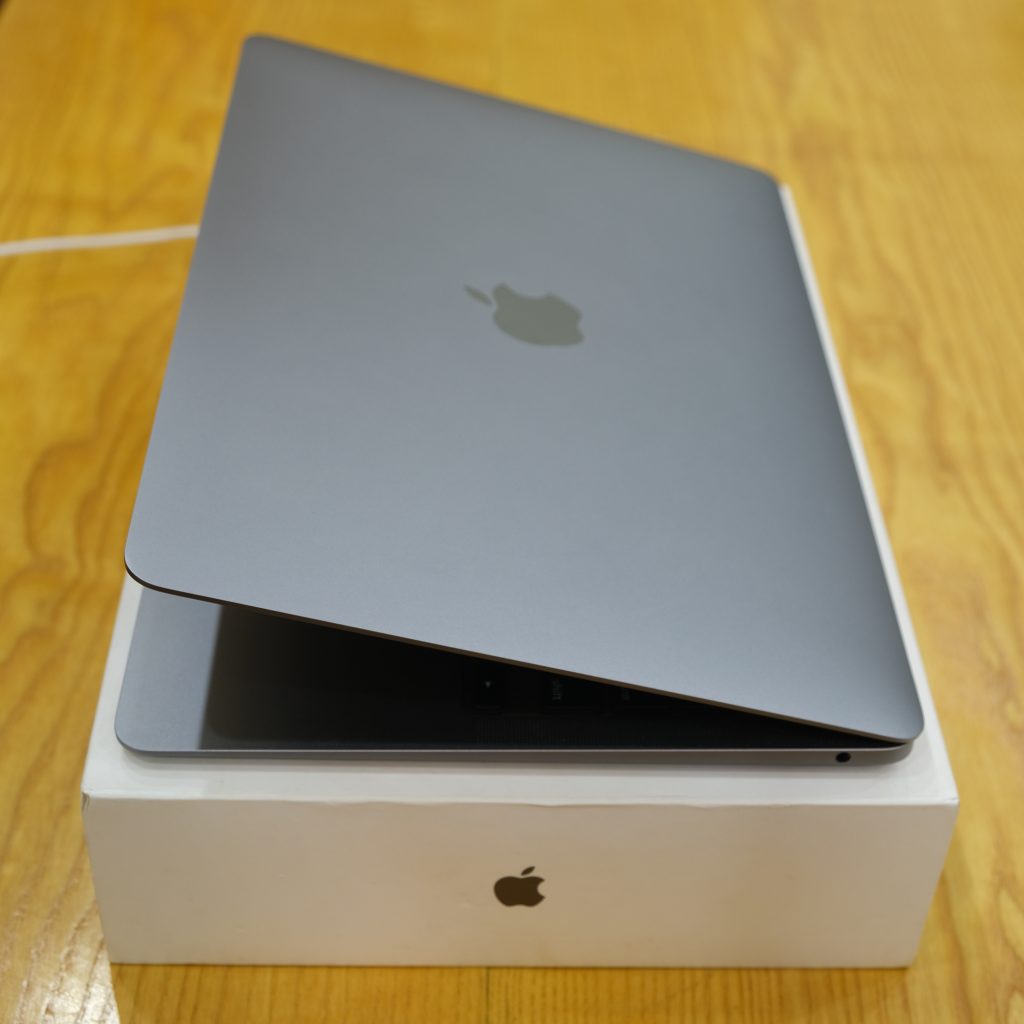 Macbook Air M1 8/256 xám